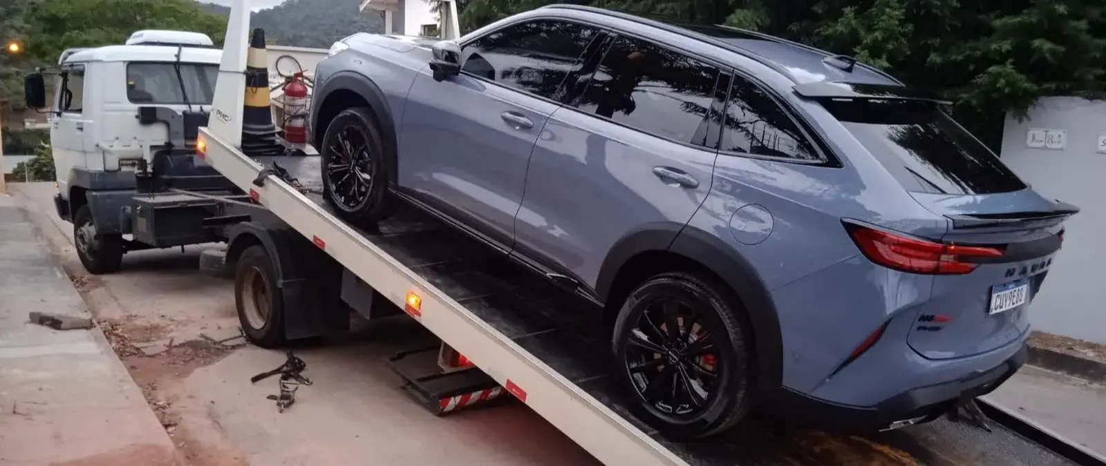 Caminhão guincho plataforma utilizado para transporte de veículos e equipamentos