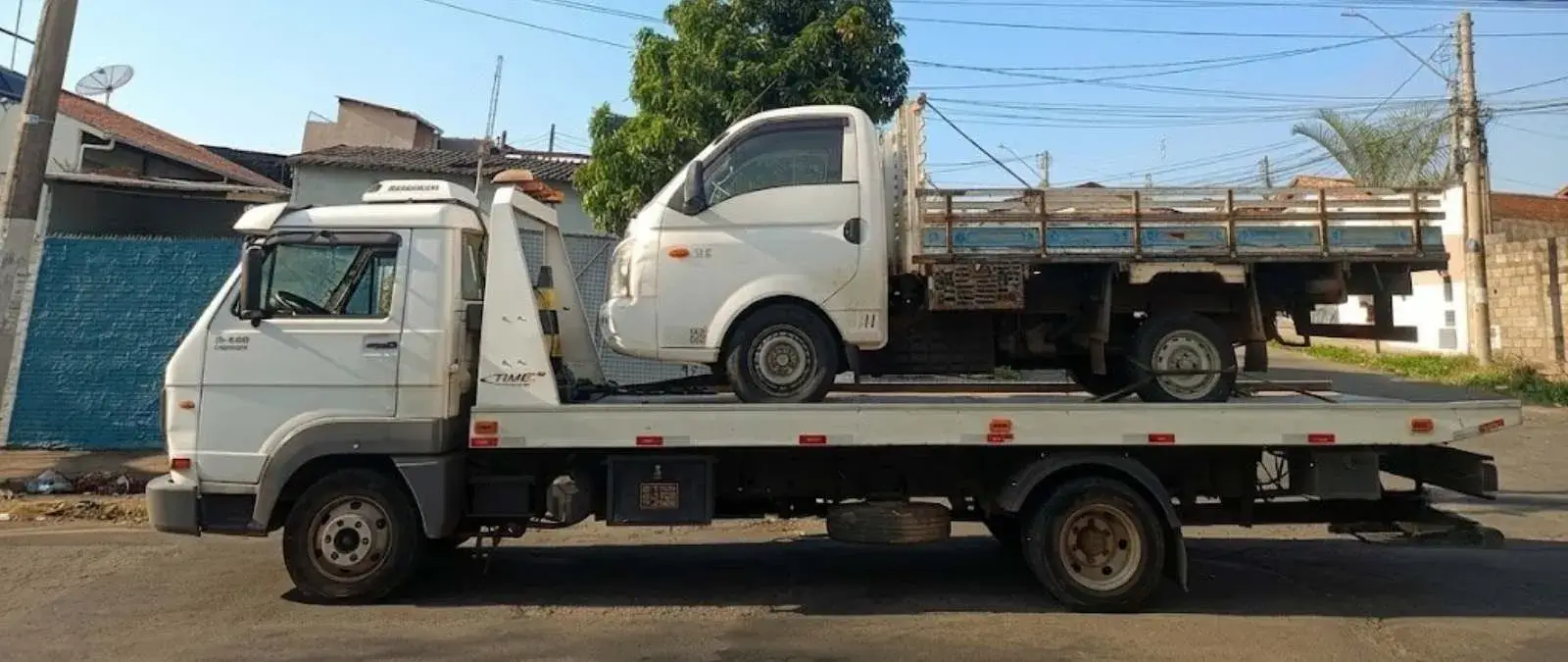 Guincho Trans Augusto realizando transporte de máquinas, motos e veículos
