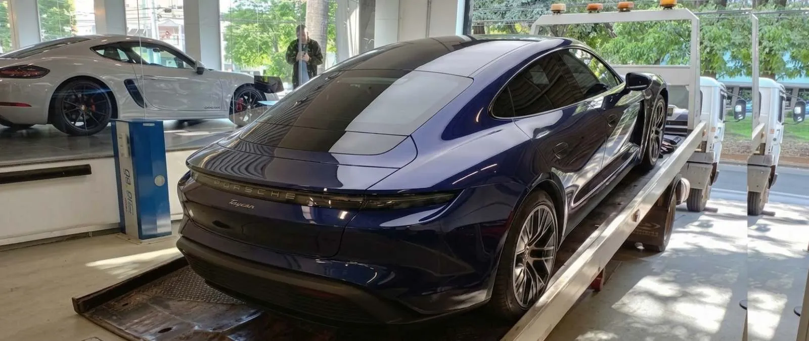 Veículo posicionado na plataforma do guincho para transporte seguro em Campinas
