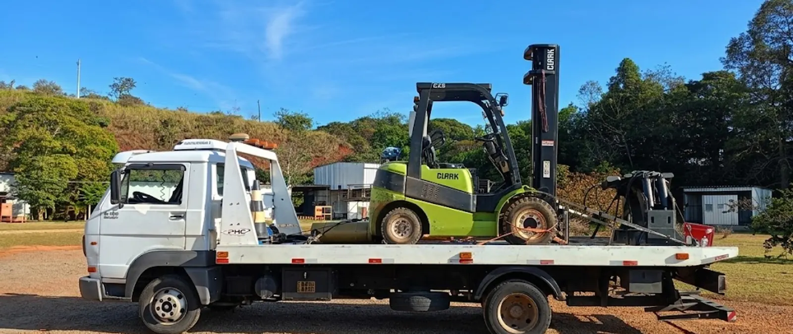 Veículo carregado em caminhão plataforma para remoção segura