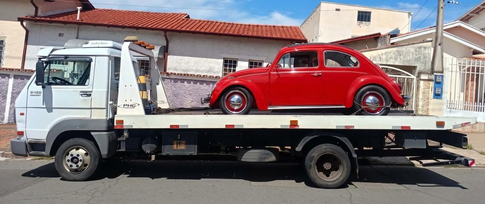 Atendimento de transporte de veículo com caminhão plataforma