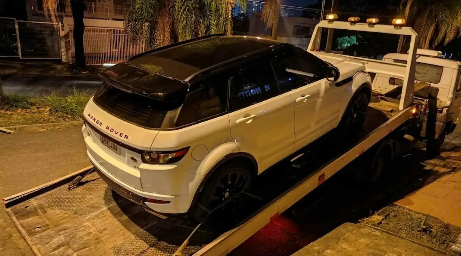 Veículo transportado em guincho plataforma durante atendimento em Campinas