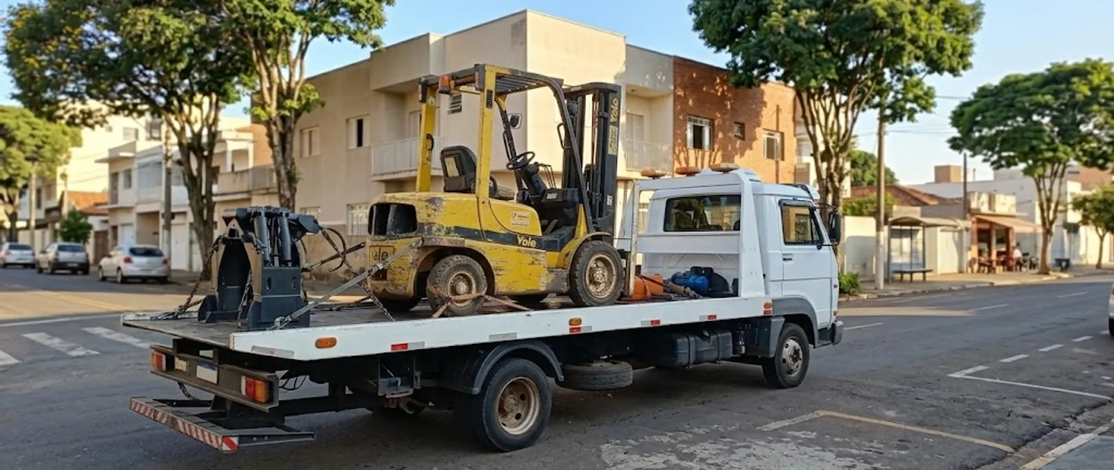 Guincho plataforma realizando transporte de empilhadeira em Campinas