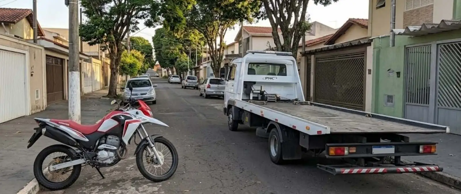 Moto sendo removida com guincho plataforma para transporte até o destino combinado
