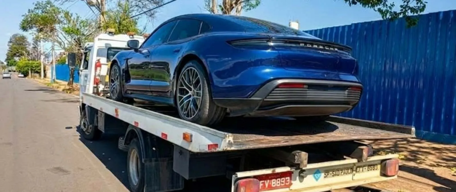 Caminhão plataforma da Guincho Trans Augusto em Campinas