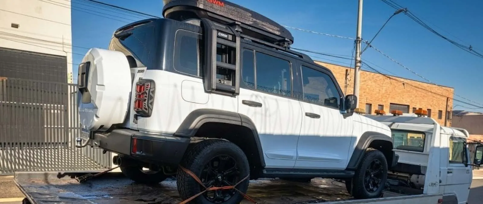 Serviço de transporte especializado com guincho plataforma