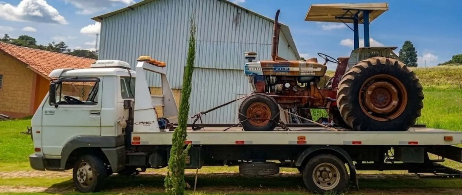 Carregamento de retroescavadeira para transporte em Campinas