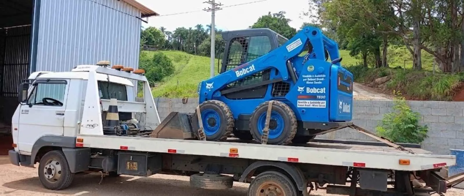 Transporte de retroescavadeira em caminhão plataforma