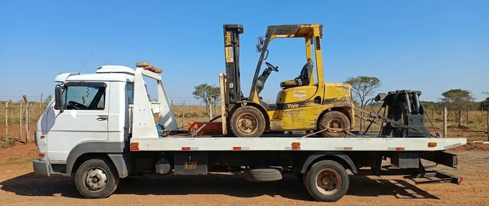 Guincho plataforma transportando equipamento industrial em Campinas