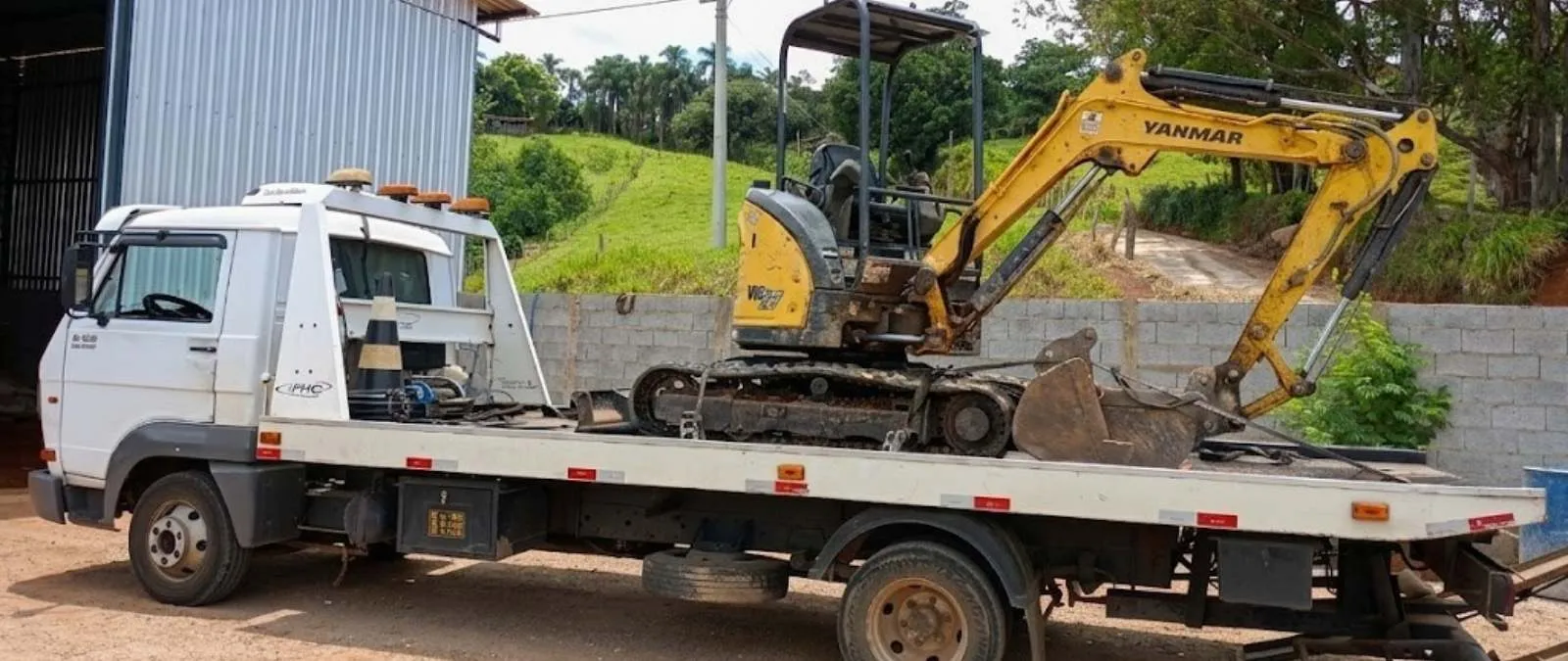 Transporte de máquina agrícola em caminhão plataforma