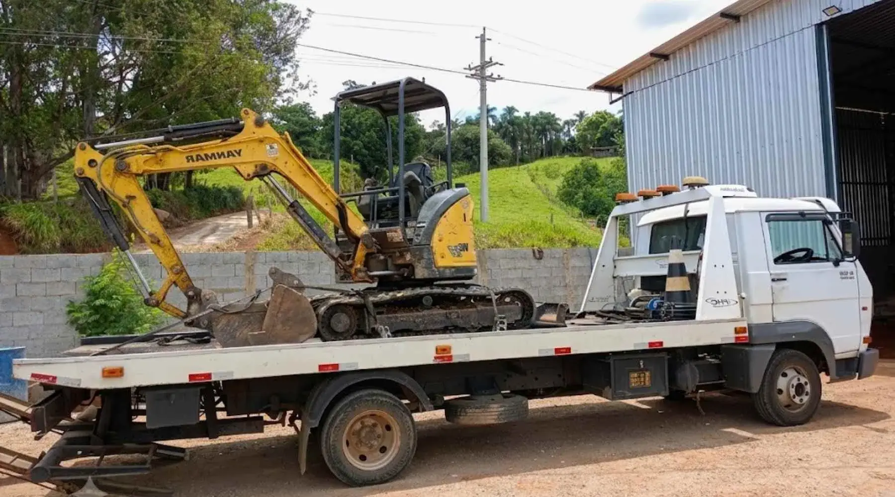 Transporte de máquina em caminhão plataforma em Campinas